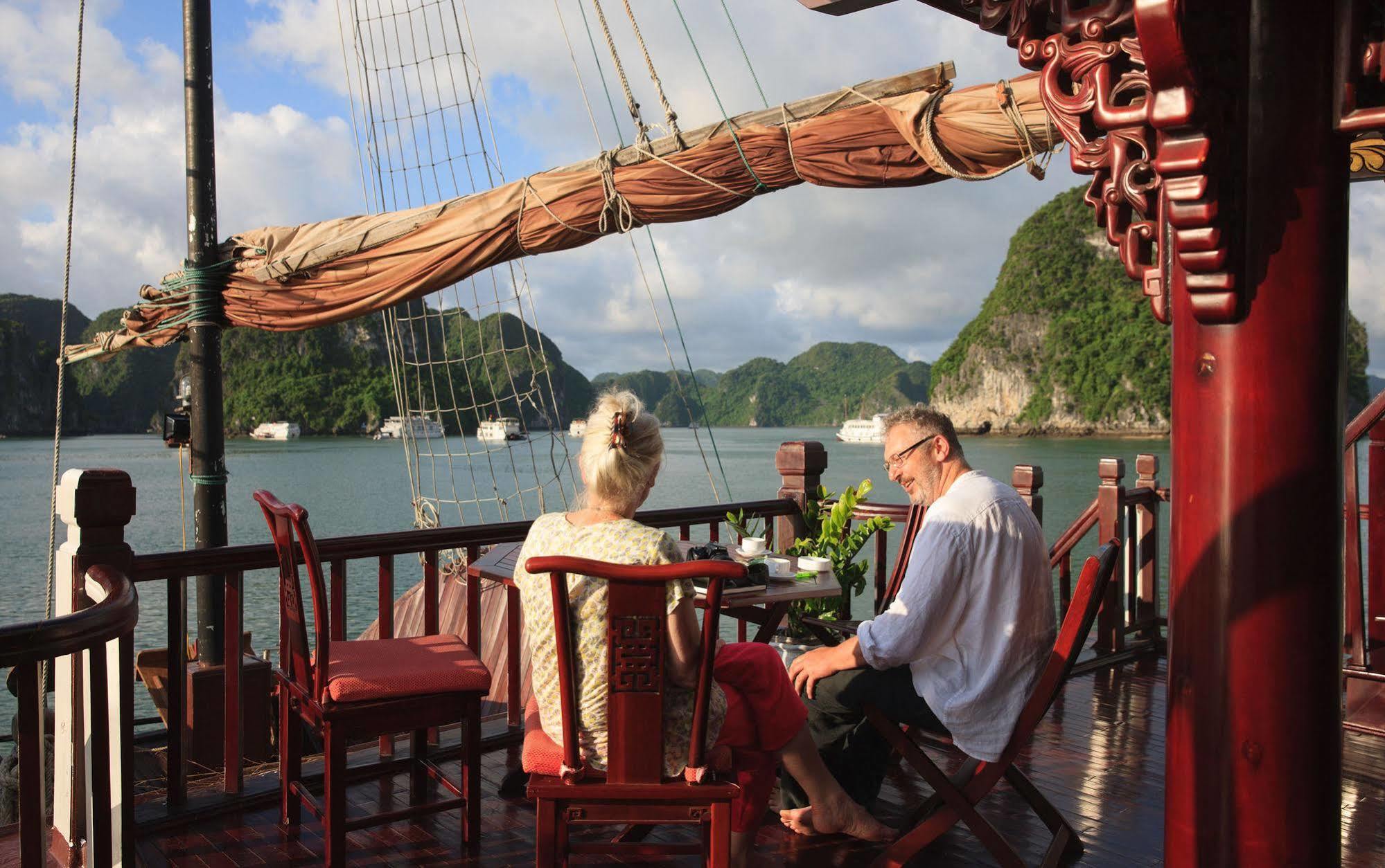 Halong Royal Boutique Cruises Hotel Hạ Long Ngoại thất bức ảnh